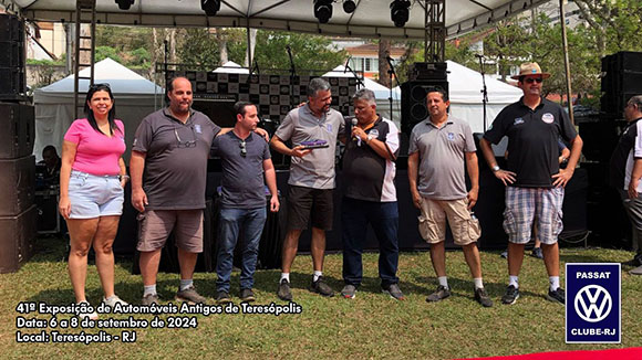 Henrique Moraes, presidente do Amigos do Antigo entrega um troféu de homenagem ao Passat Clube - RJ pelos 50 anos do Passat no Brasil. - 41ª Exposição de Automóveis Antigos de Teresópolis